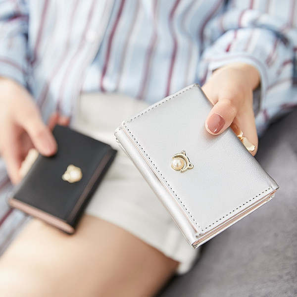 Μικρό γυναικείο πορτοφόλι από οικολογικό δέρμα με μεταλλικό κούμπωμα και πέρλες