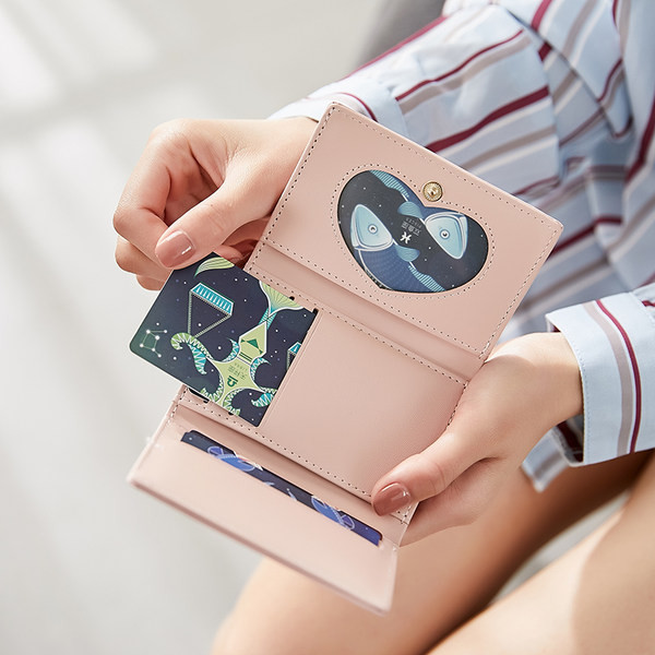 Μικρό γυναικείο πορτοφόλι από οικολογικό δέρμα με μεταλλικό κούμπωμα και πέρλες