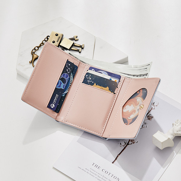 Μικρό γυναικείο πορτοφόλι με τρισδιάστατο στοιχείο και μεταλλική στερέωση