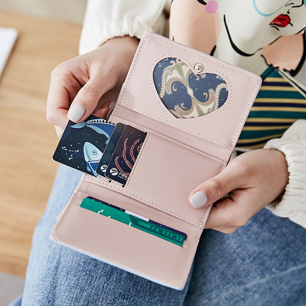 Μικρό γυναικείο πορτοφόλι με τρισδιάστατο στοιχείο και μεταλλική στερέωση