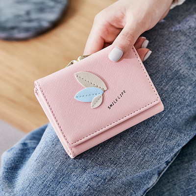 Γυναικείο έκο δερμάτινο πορτοφόλι με μεταλλική στερέωση και διακόσμηση φύλλων