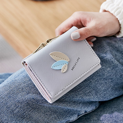 Γυναικείο έκο δερμάτινο πορτοφόλι με μεταλλική στερέωση και διακόσμηση φύλλων