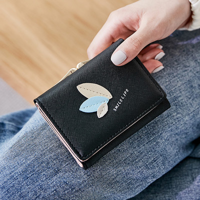 Γυναικείο έκο δερμάτινο πορτοφόλι με μεταλλική στερέωση και διακόσμηση φύλλων