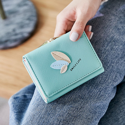 Γυναικείο έκο δερμάτινο πορτοφόλι με μεταλλική στερέωση και διακόσμηση φύλλων