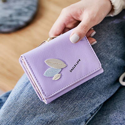 Γυναικείο έκο δερμάτινο πορτοφόλι με μεταλλική στερέωση και διακόσμηση φύλλων