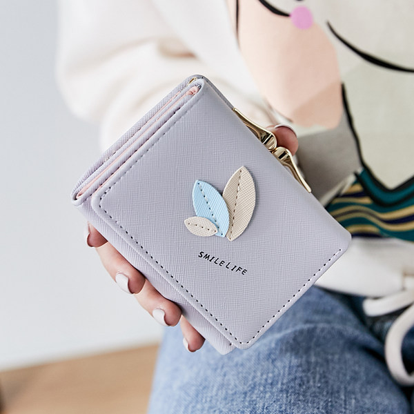 Γυναικείο έκο δερμάτινο πορτοφόλι με μεταλλική στερέωση και διακόσμηση φύλλων