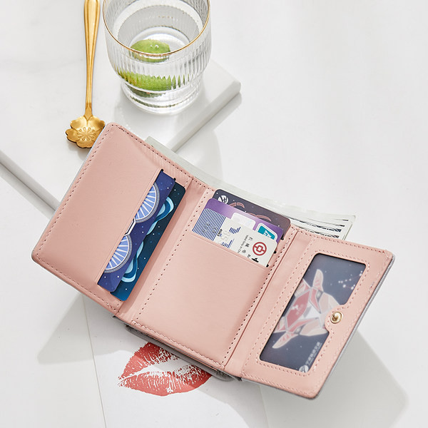 Γυναικείο έκο δερμάτινο πορτοφόλι με μεταλλική στερέωση και διακόσμηση φύλλων