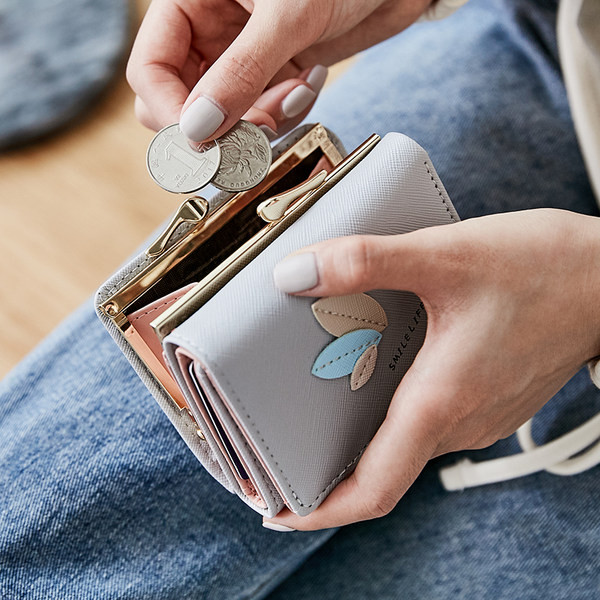 Γυναικείο έκο δερμάτινο πορτοφόλι με μεταλλική στερέωση και διακόσμηση φύλλων