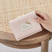 Γυναικείο έκο δερμάτινο πορτοφόλι με έμβλημα και μεταλλική διακόσμηση