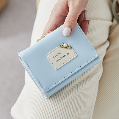 Γυναικείο έκο δερμάτινο πορτοφόλι με έμβλημα και μεταλλική διακόσμηση