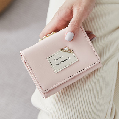 Γυναικείο έκο δερμάτινο πορτοφόλι με έμβλημα και μεταλλική διακόσμηση