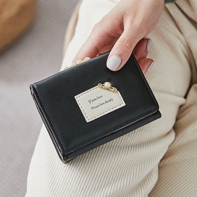 Γυναικείο έκο δερμάτινο πορτοφόλι με έμβλημα και μεταλλική διακόσμηση