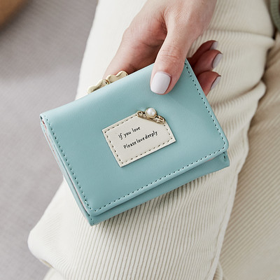 Γυναικείο έκο δερμάτινο πορτοφόλι με έμβλημα και μεταλλική διακόσμηση