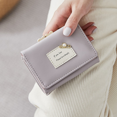 Γυναικείο έκο δερμάτινο πορτοφόλι με έμβλημα και μεταλλική διακόσμηση