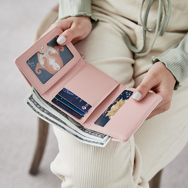 Γυναικείο έκο δερμάτινο πορτοφόλι με έμβλημα και μεταλλική διακόσμηση