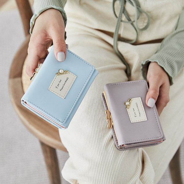 Γυναικείο έκο δερμάτινο πορτοφόλι με έμβλημα και μεταλλική διακόσμηση