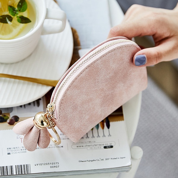 Καθημερινό γυναικείο πορτοφόλι με φούντα και φερμουάρ