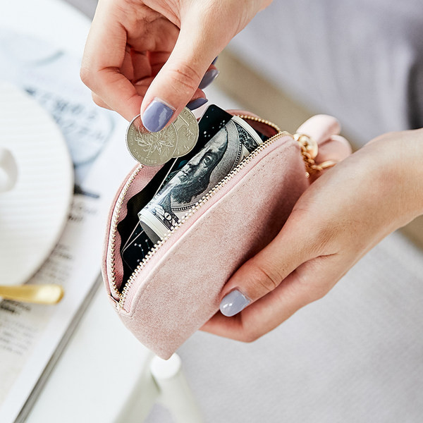 Καθημερινό γυναικείο πορτοφόλι με φούντα και φερμουάρ
