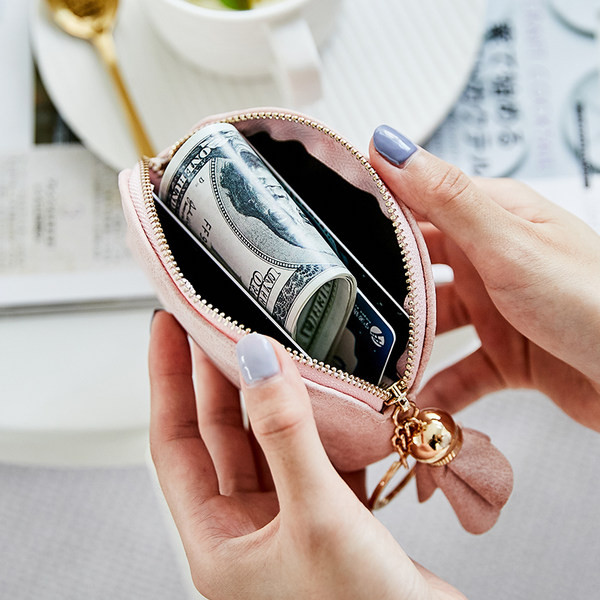 Καθημερινό γυναικείο πορτοφόλι με φούντα και φερμουάρ