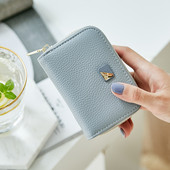 Καθημερινό γυναικείο πορτοφόλι με μεταλλικό στοιχείο και φερμουάρ