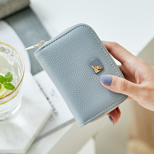 Καθημερινό γυναικείο πορτοφόλι με μεταλλικό στοιχείο και φερμουάρ