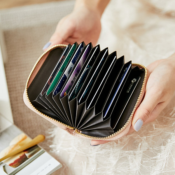 Καθημερινό γυναικείο πορτοφόλι με μεταλλικό στοιχείο και φερμουάρ