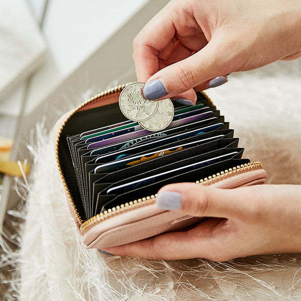 Καθημερινό γυναικείο πορτοφόλι με μεταλλικό στοιχείο και φερμουάρ