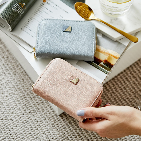 Καθημερινό γυναικείο πορτοφόλι με μεταλλικό στοιχείο και φερμουάρ