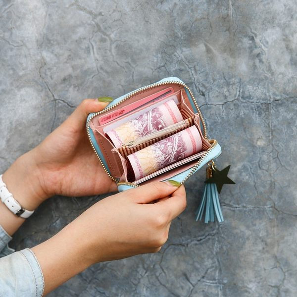 Γυναικείο έκο δερμάτινο πορτοφόλι με φερμουάρ και μενταγιόν