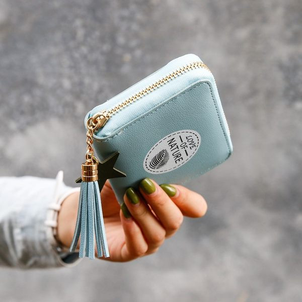 Γυναικείο έκο δερμάτινο πορτοφόλι με φερμουάρ και μενταγιόν