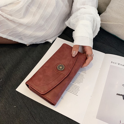 Γυναικείο πορτοφόλι με πολλά διαμερίσματα και μεταλλική διακόσμηση