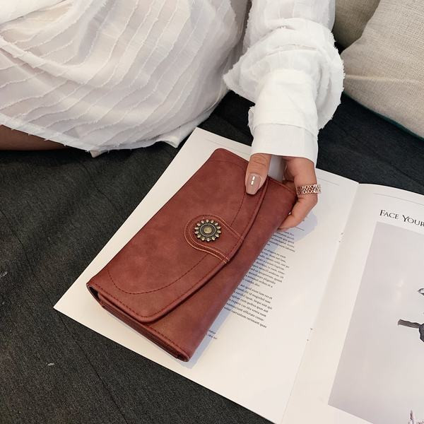 Γυναικείο πορτοφόλι με πολλά διαμερίσματα και μεταλλική διακόσμηση