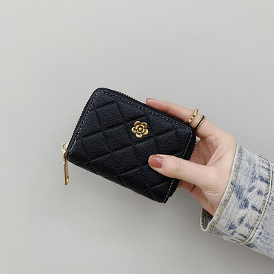 Γυναικείο μικρό πορτοφόλι με φερμουάρ και μεταλλικό στοιχείο