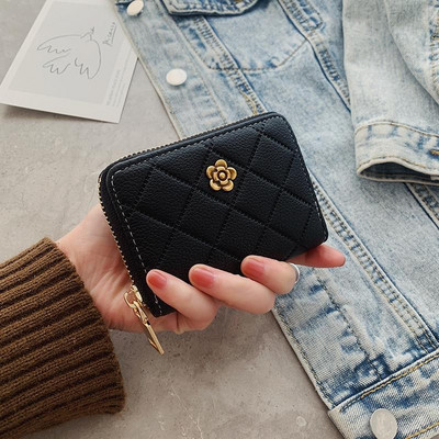 Γυναικείο μικρό πορτοφόλι με φερμουάρ και μεταλλικό στοιχείο