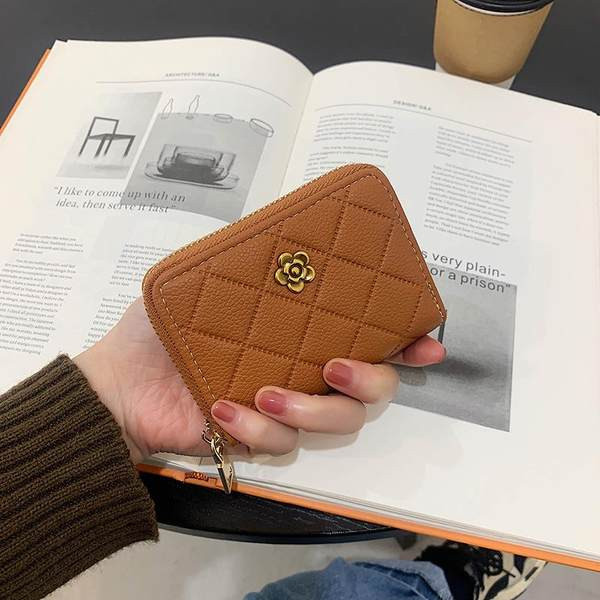 Γυναικείο μικρό πορτοφόλι με φερμουάρ και μεταλλικό στοιχείο