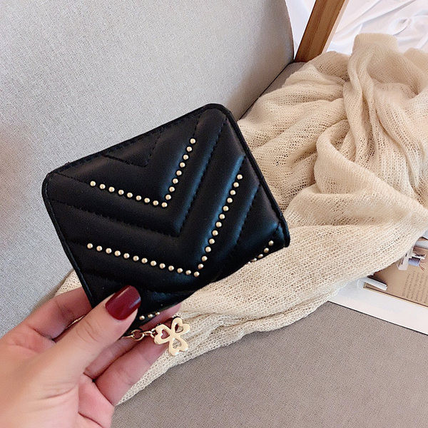 Γυναικείο έο δερμάτινο πορτοφόλι με μεταλλική αλυσίδα