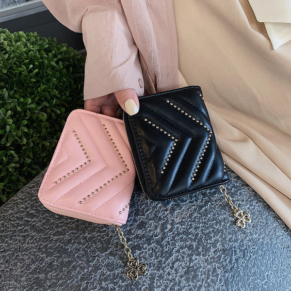 Γυναικείο έο δερμάτινο πορτοφόλι με μεταλλική αλυσίδα