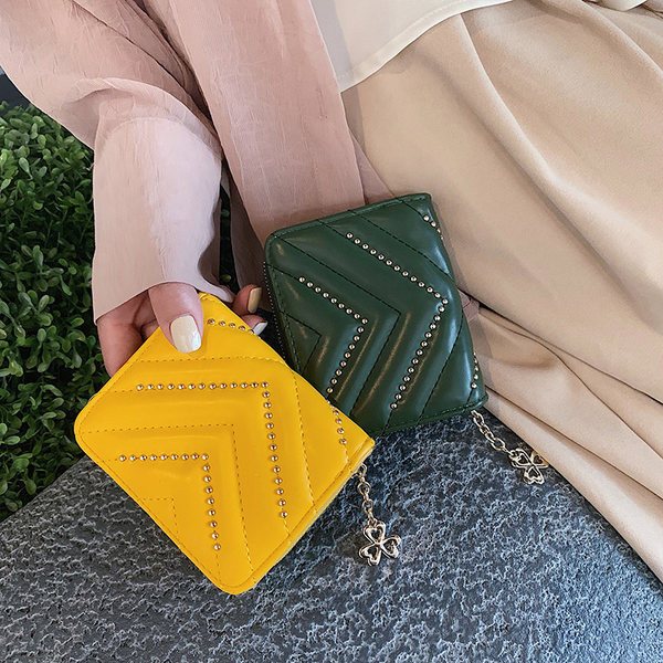 Γυναικείο έο δερμάτινο πορτοφόλι με μεταλλική αλυσίδα