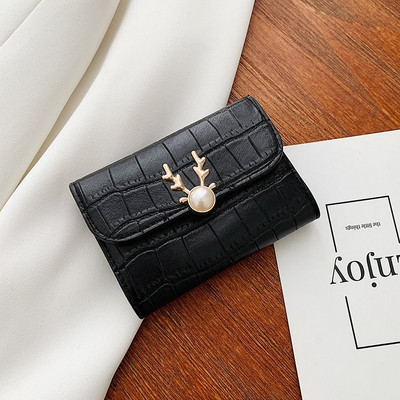 Γυναικείο πορτοφόλι από οικολογικό δέρμα με μεταλλική διακόσμηση και πέρλες