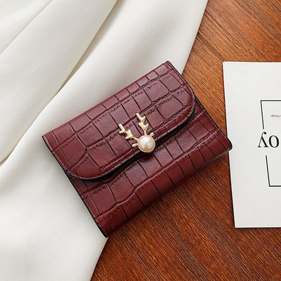 Γυναικείο πορτοφόλι από οικολογικό δέρμα με μεταλλική διακόσμηση και πέρλες