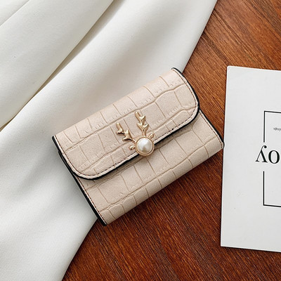 Γυναικείο πορτοφόλι από οικολογικό δέρμα με μεταλλική διακόσμηση και πέρλες