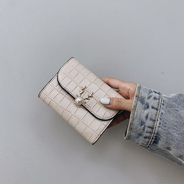 Γυναικείο πορτοφόλι από οικολογικό δέρμα με μεταλλική διακόσμηση και πέρλες