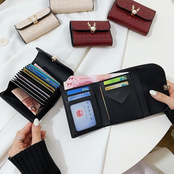 Γυναικείο πορτοφόλι από οικολογικό δέρμα με μεταλλική διακόσμηση και πέρλες