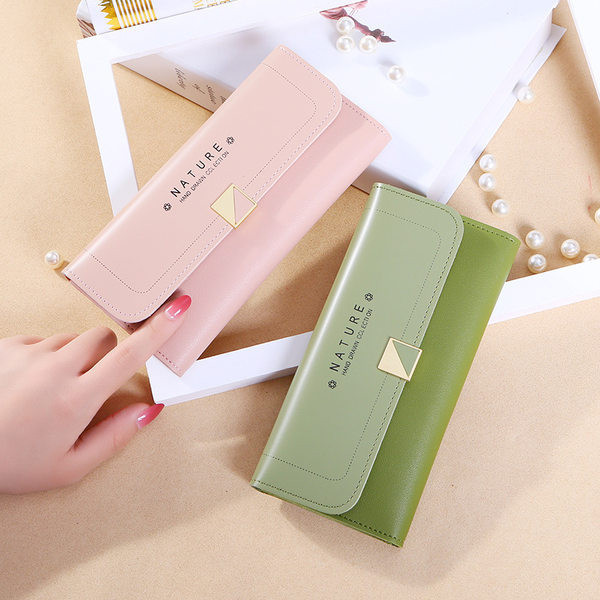 Sieviešu ikdienas maciņš ar uzrakstu un metāla aizdari