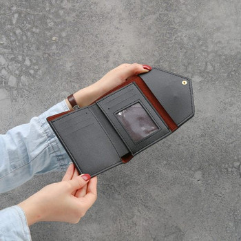 Γυναικείο μοντέρνο πορτοφόλι με μεταλλικό στοιχείο ρετρό