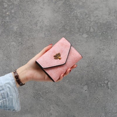 Aktuāls sieviešu maks ar metāla elementu-retro stilā