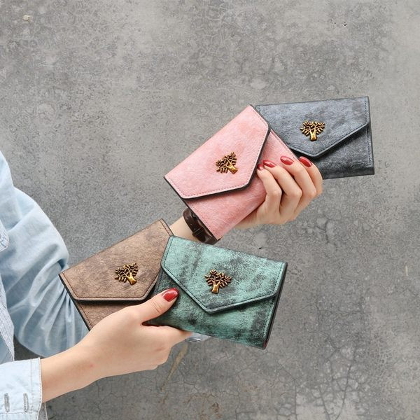 Γυναικείο μοντέρνο πορτοφόλι με μεταλλικό στοιχείο ρετρό