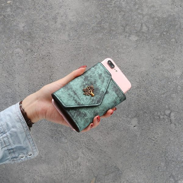 Γυναικείο μοντέρνο πορτοφόλι με μεταλλικό στοιχείο ρετρό