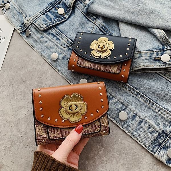 Γυναικείο πορτοφόλι με τρουξ και μεταλλικό στοιχείο