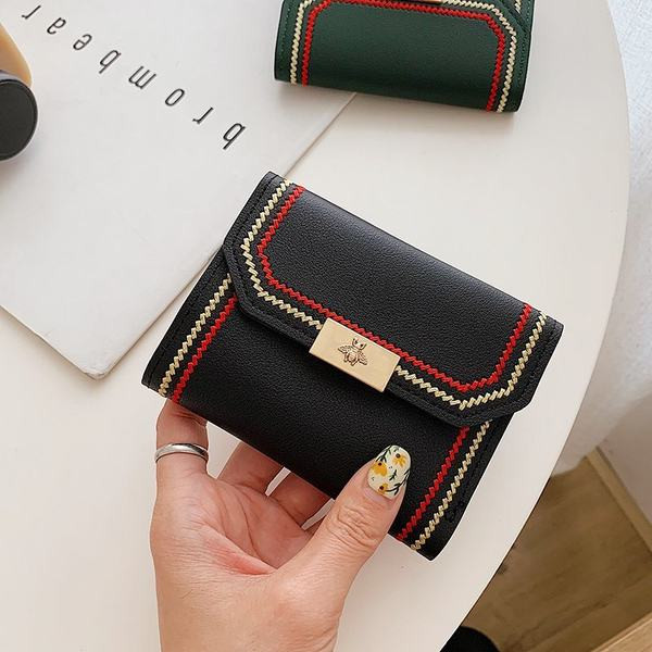 Γυναικείο πορτοφόλι με κέντημα και μεταλλικό στοιχείο